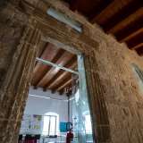 C�� addirittura un logorato portale di accesso con cornice scanalata...